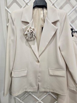 Tailleur Con Spilla Fiore