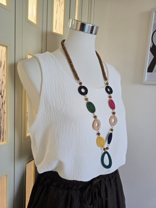 Blusa Giro Collana Colorata