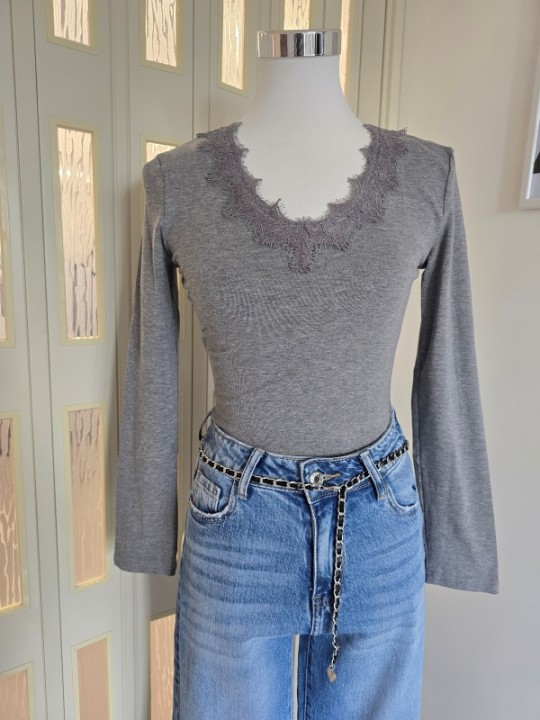Maglia Grigia Scollo Merletto