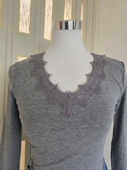 Maglia Grigia Scollo Merletto