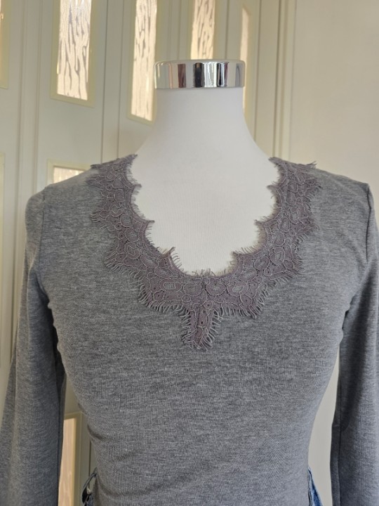 Maglia Grigia Scollo Merletto