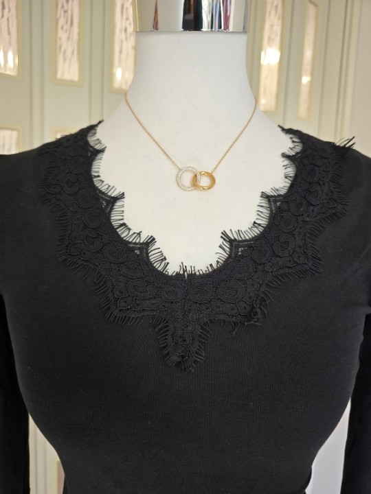 Maglia Nera Scollo Merletto