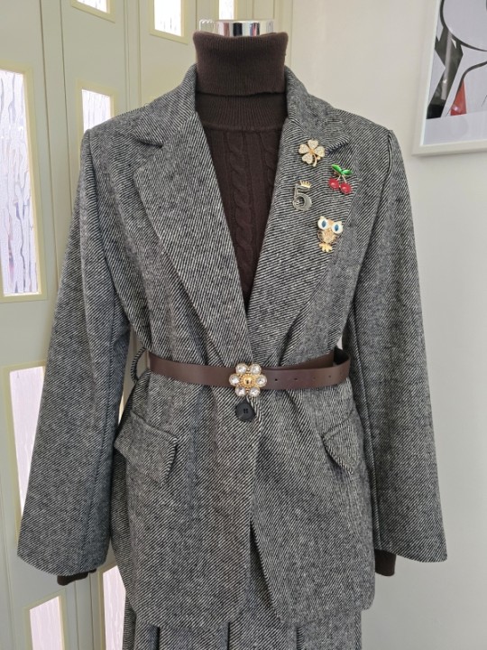 Giacca Grigia in Tweed Con Spille