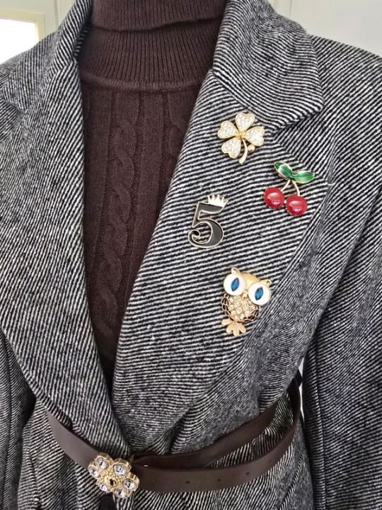 Giacca Grigia in Tweed Con Spille