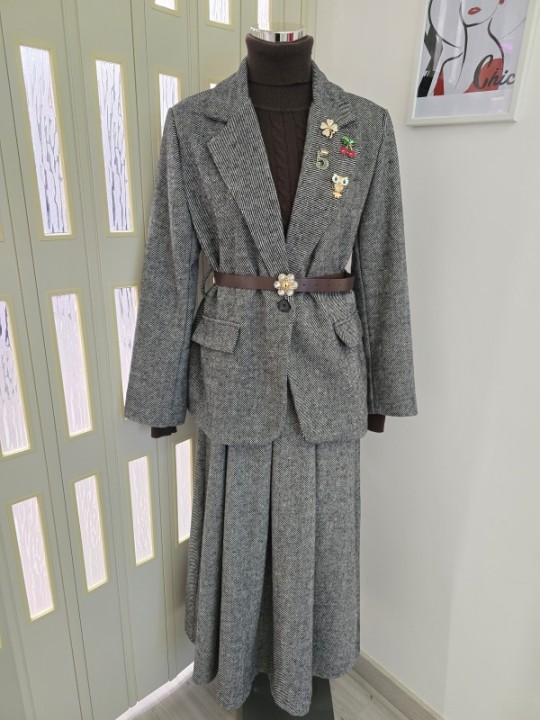 Giacca Grigia in Tweed Con Spille