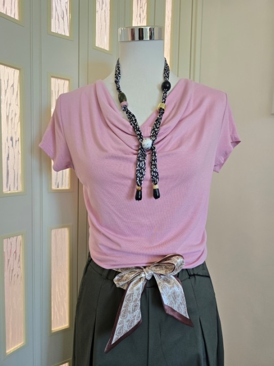 T-shirt Rosa Scollo A Cascata + Collana