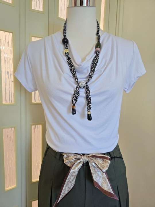 T-shirt Bianca Scollo A Cascata + Collana