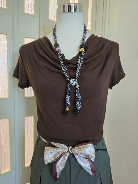 T-shirt Marrone Scollo A Cascata + Collana
