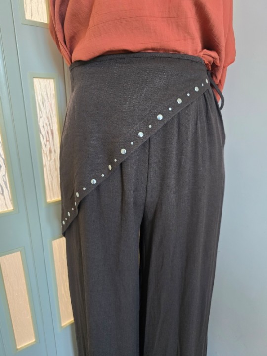 Pantalone A Palazzo Marrone con Foulard