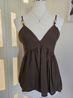 Top Marrone Con Perline
